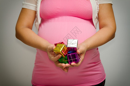 有小礼物盒的孕妇图片