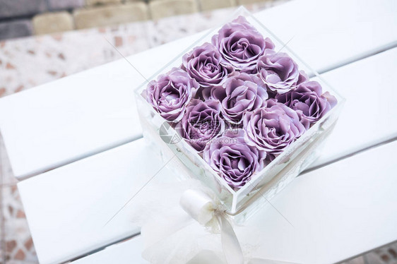 透明亚克力水晶花盒中的淡紫色玫瑰方形玻璃礼盒从上面图片