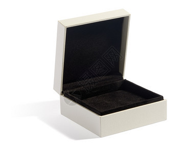 白色背景上带有黑色毡垫的单个敞开式珠宝盒背景图片