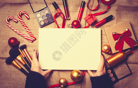 女手在圣诞节礼物中用黄麻背图片