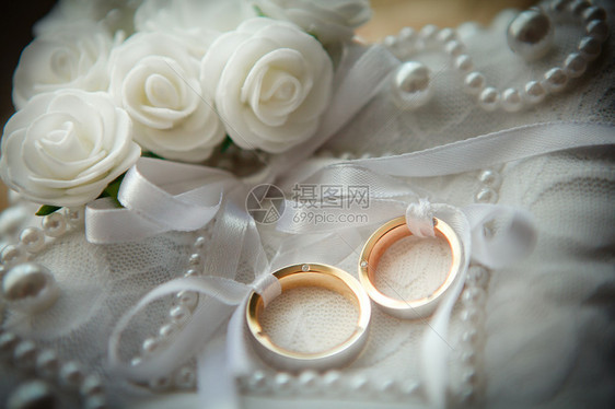 两个结婚戒指背景图片