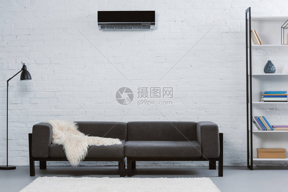挂在白砖墙上的现代空调图片