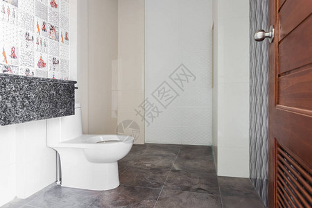 现代设计的家庭浴室里的白色卫生洁具图片