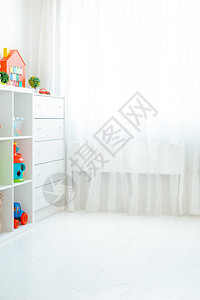 在一个简单的儿童房里复制一堵空墙的空间图片