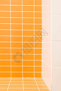 浴室白色和橙色瓷砖的近景图片