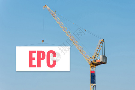 工业建筑起重机在蓝天背景上拿着带有EPC文本的广告牌广告和公告概图片