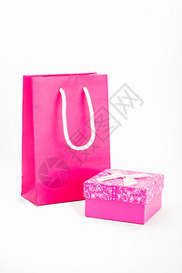 将粉色和粉红色礼品盒放在白色图片