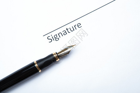 白色特写上的钢笔和签名背景图片