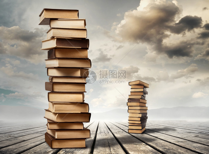 木板上成堆的书背景是多云的天空图像图片
