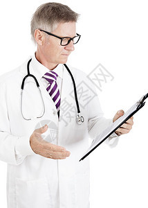 男医生认真阅读医疗记录肩部立心透视镜图片
