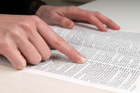 女人的手在圣经图片