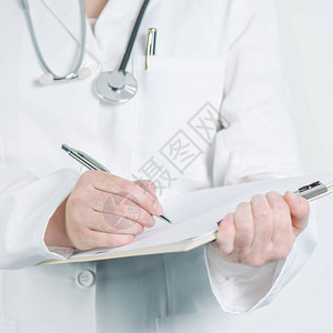 女医生在剪贴板上写笔记本纸白上的医学咨询警告图片