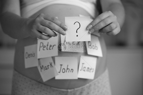 孕妇选择婴儿名字的黑白照片图片