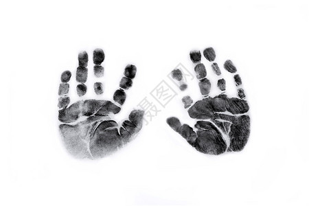 白纸上用黑色墨水打印的新生儿手印照片图片