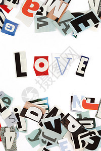 用剪下的字母制成的爱情铭文背景图片