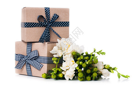 两个带礼物和白本花朵的手工包装图片