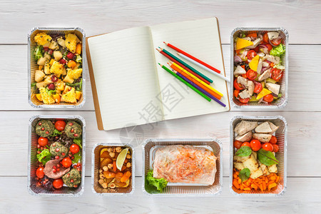 饮食计划与健康的餐厅食品配送天然有机健身营养每天在铝箔盒中用餐图片