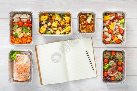 饮食计划样机与健康食品交付饮食的天然有机健身营养铝箔盒中的每日膳食图片