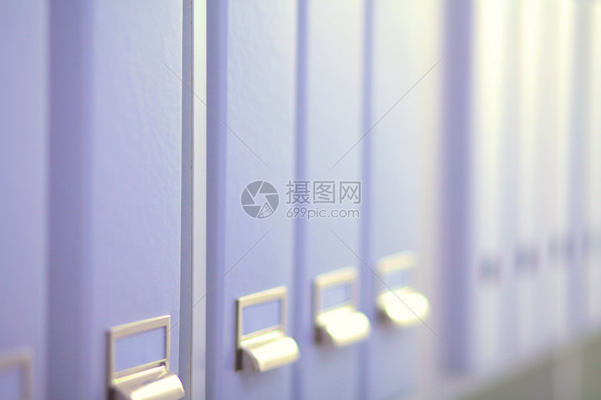 许多文件整齐地排列在一个文件架子上还有一些高清图片下载-正版图片503037603-摄图网
