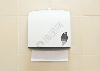 运动检测器毛巾撒布机在浴背景图片