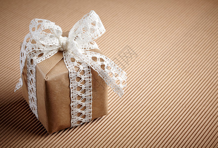 在棕色纸盒背景的礼物盒图片