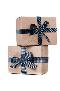 两个带礼物的牛皮纸盒用丝带绑在白色背景图片