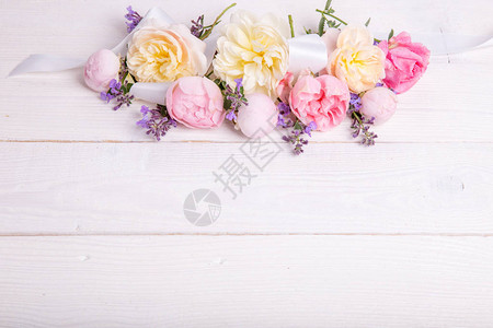 白色木制背景上的节日花英式玫瑰组成俯视图复制空间生日母亲情人节女图片