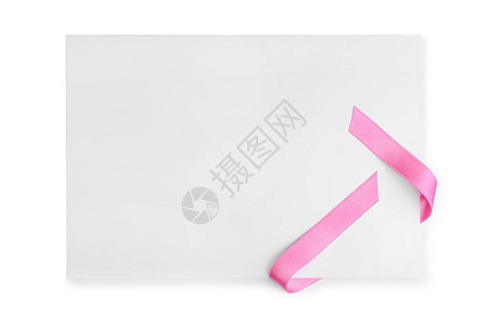 白色背景上带粉色丝带的纸卡图片
