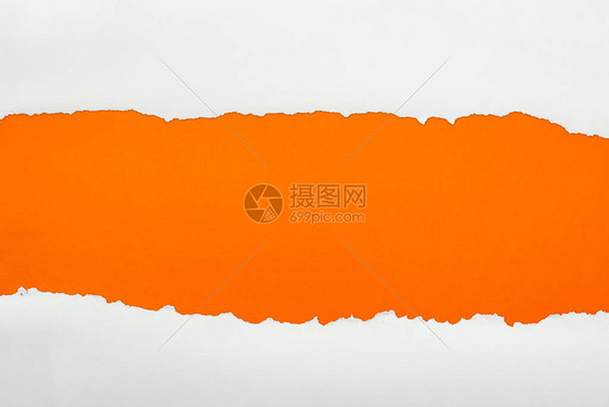 在橙色背景上复制空间的白色图片