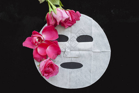 从玫瑰花中提取的天然面罩遮用于背景白图片