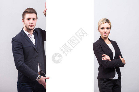 在广告委员会旁边成功从事商业西装的女和男在白色背景上画图片