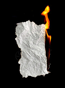 在黑色背景上燃烧的白色皱巴的纸背景图片