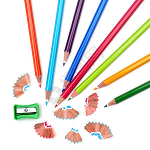 一些不同颜色的彩色铅笔和一个卷笔刀和白色背图片