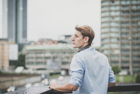 城市中的年轻模特hansome金发男人图片