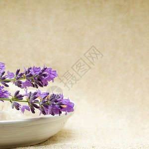 Spa草药浴盐和鲜花的模糊背景图片