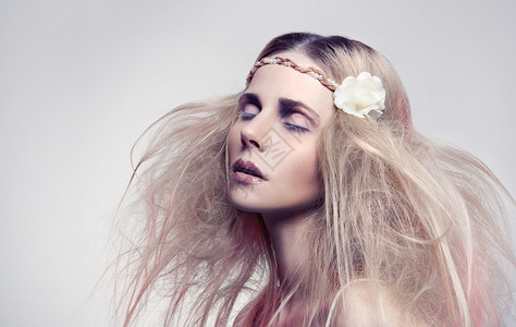 美丽的女士头发上插着一朵白花图片