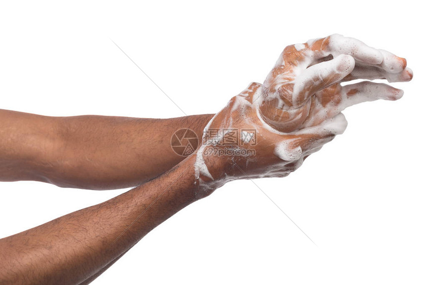 黑人用在白背景上孤立的肥皂洗手卫图片
