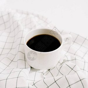 咖啡杯在布上图片
