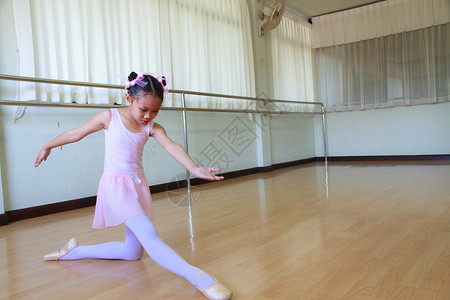 在芭蕾室穿芭蕾的亚裔小女孩图片