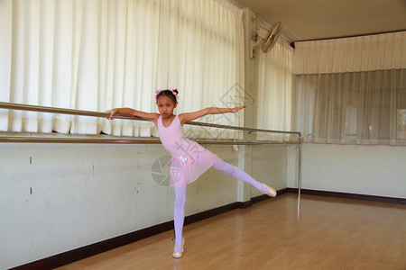 在芭蕾室穿芭蕾的亚裔小女孩图片