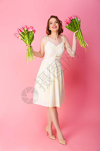 穿着白裙子的年轻笑着女人带着粉红色隔绝图片