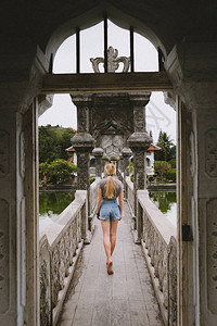 在历史上的巴厘兴都一座石桥上走在水周围图片