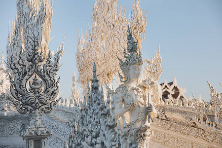 泰国清莱WatRongKhun白殿上美丽的装图片