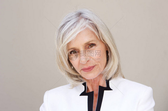 紧贴着美丽的老年妇女的肖像图片