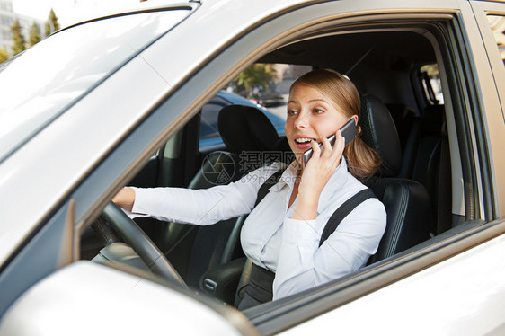 女商人开车和打电话图片