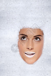 人造雪背景中出现一张微笑的女脸背景图片