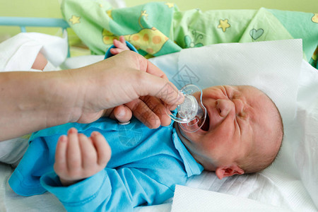 在医院哭泣的新生婴儿新生命的第一个小时图片