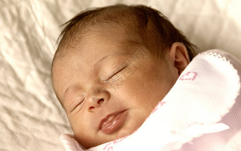 新生儿出生的第一天婴儿躺在床上图片