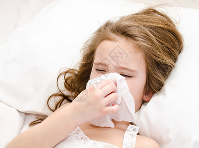 生病的小女孩躺在床上吹鼻图片