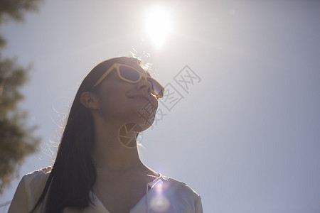 戴墨镜的年轻女孩的肖像图片